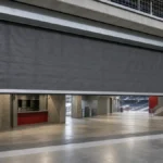 Stadyum konkorsunda kısmen inmiş geniş yangın perdesi